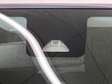 【スマートアシスト】走行中に前方の車両等を認識し、衝突しそうな時は警報とブレーキで衝突回避と被害軽減をアシスト。より安全にドライブをお楽しみいただけます。