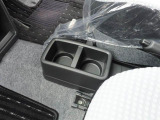 カップホルダーは運転席や助手席からちょうど手の届く位置です!!