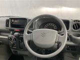 運転席まわりです。 各操作スイッチは使いやすい位置に配置されてます。