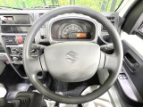 インテリアに合わせたデザインのステアリングは、運転される方のことも考え、運転しやすい形状、大きさです。是非一度、実際に触ってお確かめください。