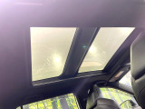 【パノラマムーンルーフ】車内の解放感が一気に上がる大型のパノラマルーフ!季節を問わず開放的で快適なドライブをお楽しみいただけます。流通量も少なく希少価値の高い人気の装備です♪