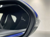 ブラインドスポットモニター(BSM)を装備しています。隣を走る車両が死角に入るとミラー内LEDインジケーターが点灯。さらに、ウィンカーを出すとインジケーターが光って点滅して注意を促してくれます。