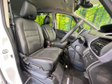 運転席まわりには十分なスペースがあり、大柄な方でもゆったり運転していただける環境です。