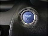 スマートキーを携帯していればキーを取り出さずにドアを施錠&解錠。クルマの始動も可能です。