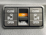 【両側パワースライドドア】スマートキーや運転席のスイッチで後席両側スライドドアの開閉が可能♪電動だから力を入れてドアを開ける必要が無く、小さなお子様でも簡単に開け閉めでき快適です♪