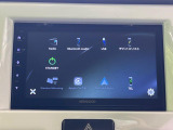 【ディスプレイオーディオ】お手持ちのスマートフォンとの連携で、ナビや音楽再生など各種アプリを使用可能。スマホに近い感覚でお使いいただけます♪