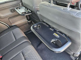 運転席と助手席のシートバックにはパーソナルテーブルがついているので、車内でのお食事の際に便利です。