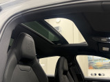 パノラマ ルーフ システム搭載で空気の入れ替えができたり、自然光が入るので車内が明るくなり気持ちよくドライブができます。