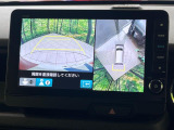 【マルチビューカメラシステム】専用のカメラにより、上から見下ろしたような視点で360度クルマの周囲を確認することができます☆死角部分も確認しやすく、狭い場所での切り返しや駐車もスムーズに行えます。