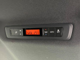 【リアオートエアコン】広い後部座席には必須の機能!風量や温度を自動で調整し前席と同様な車内環境にしてくれるリアオートエアコンを装備。夏の暑さも冬の寒さもストレスなく快適にお過ごしいただけます♪