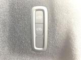 【電子制御リア・エアサスペンション】ボタンを押してドライブモードを選択すれば、電子制御ショックアブソーバーが望み通りのドライビング特性を実現します。