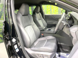 運転席まわりには十分なスペースがあり、大柄な方でもゆったり運転していただける環境です。