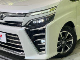 【LEDヘッドライト】悪天候や夜間走行時も良好な視界を確保し安心して運転できる高輝度LEDヘッドライトを装備!点灯速度が早く、消費電力も抑えられています。