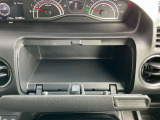 運転席前に小物入れあります。