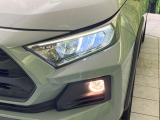 【LEDヘッドライト】悪天候や夜間走行時も良好な視界を確保し安心して運転できる高輝度LEDヘッドライトを装備!点灯速度が早く、消費電力も抑えられています。