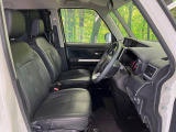 運転席シート廻りは使用感も少なく、良好な状態となっています。前オーナー様が丁寧に使っていたことがよくわかりますね。