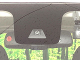 【エマージェンシーブレーキ】走行中に前方の車両等を認識し、衝突しそうな時は警報とブレーキで衝突回避と被害軽減をアシスト。より安全にドライブをお楽しみいただけます。