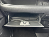 【グローブボックス】大容量のグローブボックスです!!車検証ケース他、日頃使う小物類の収納スペースもたくさんあります!
