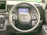 インテリアに合わせたデザインのステアリングは、運転される方のことも考え、運転しやすい形状、大きさです。是非一度、実際に触ってお確かめください。