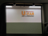 同じく後部座席には格納式のサンシェードがありますよ♪