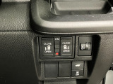 【リア両側パワースライドドア】リモコンなどで自動開閉。Hondaスマートキーを携帯していれば、軽い力で解錠とドアオープンが行えます。半ドア状態まで閉めると、自動的に全閉する機能付き。