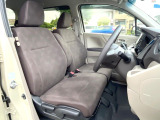 運転席シート廻りは使用感も少なく、良好な状態となっています。前オーナー様が丁寧に使っていたことがよくわかりますね。