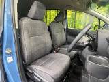運転席まわりには十分なスペースがあり、大柄な方でもゆったり運転していただける環境です。