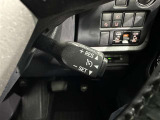 クルーズコントロール機能が付いています。 速度を設定するとアクセルを踏まなくても一定の速度で走ることができます。  高速道路ではとても便利な装置なんです。
