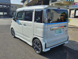 後部座席とリヤゲートにプライバシーガラスを使っているので、後ろの車から中が見えづらくなっています。