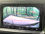【バックカメラ】駐車時に後方がリアルタイム映像で確認できます。大型商業施設や立体駐車場での駐車時や、夜間のバック時に大活躍!運転スキルに関わらず、今や必須となった装備のひとつです!