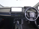 洗練されたデザインのインパネが、車内空間に上質な印象を演出。操作系がすっきりとまとめられ、運転中も視線移動が少なく快適です。