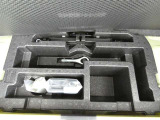 パンク修理剤とエアーポンプのセットです。スペアタイヤは装備していませんが空いたスペースを小物入れとして使用できます