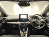 シンプルながら機能性あふれる運転席周りです。使いやすいスイッチ類の配置によりとても運転しやすいですよ。