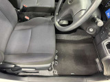 運転席シート足元です。