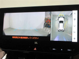 パノラミックビューモニター付きです。車両を上から見たような映像をディスプレイオーディオ画面に表示。運転席からの目視だけでは見にくい、車両周辺の状況をリアルタイムでしっかり確認できます。