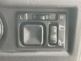 【電動格納ミラー】サイドミラーは電動格納式となっており、狭い駐車場でもキズがつくリスクを抑えられます。