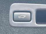 【パワーバックドア】スマートキーや運転席のボタンを押すだけでリアゲートが自動で開閉します!荷物を持っている時や、高い位置にあるバックドアを閉める際に便利な機能です♪