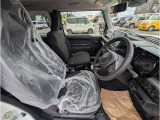前席はしっかりとした作りで長距離運転も疲れにくいです☆