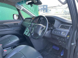 【運転席】座り心地が良いシートなので長時間の運転でも快適にお過ごしいただけます。新品のフロアマットのご注文も可能です。掲載箇所以外にご希望の写真がございましたらお気軽にお問い合わせ下さい。