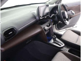シックな色使いの運転席周りですね。すっきりとしたデザインで上品な色使いです。居心地の良い運転席長く座ってられるリラックスできるデザインがいいですね。