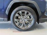 純正のアルミホイール装着車です。タイヤサイズは225/60R18です。