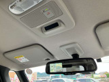 SOSコールはもしもの時にオペレーターと直接会話ができ安心です。(ご利用にはNissanConnectへの登録が必要です) 自動防眩ルームミラーで夜間の眩しさを軽減してくれます。アラウンドビューモニターつき。