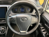 インテリアに合わせたデザインのステアリングは、運転される方のことも考え、運転しやすい形状、大きさです。是非一度、実際に触ってお確かめください。