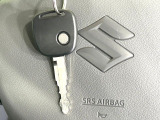 【キーレス】少し離れた場所からでもボタン一つでドアの開錠・施錠ができるのでとっても便利!ドアの鍵穴周りに傷をつけることもありません♪