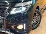 【LEDヘッドライト】悪天候や夜間走行時も良好な視界を確保し安心して運転できる高輝度LEDヘッドライトを装備!点灯速度が早く、消費電力も抑えられています。