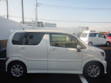運転席側 外装も特に目立つキズ等も無く大変キレイです!お探しの方はお早めに!スズキアリーナ羽生では整備にも対応しておりますので安心してお乗りいただけます!