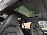 オプション設定のパノラマルーフシステムが装着されておりますので、明るい車内と開放感を提供してくれます