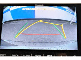 バックギアに入れるとバックカメラの映像がナビに映ります。障害物までの距離もわかりやすいです。