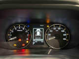 様々な車両情報を表示できるTFTマルチインフォメーションディスプレイを中央に配した視認性の高い大型2眼メーターです