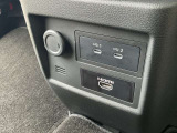 HDMI端子、USB充電ポートがついています。